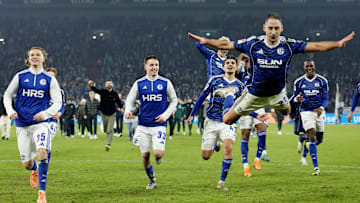 Schalke fliegt auf Platz eins