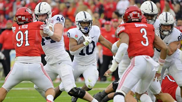 Penn State Nittany Lions running back Nicholas Singleton (10) runs with the ball against the Utah Utes during the first half 