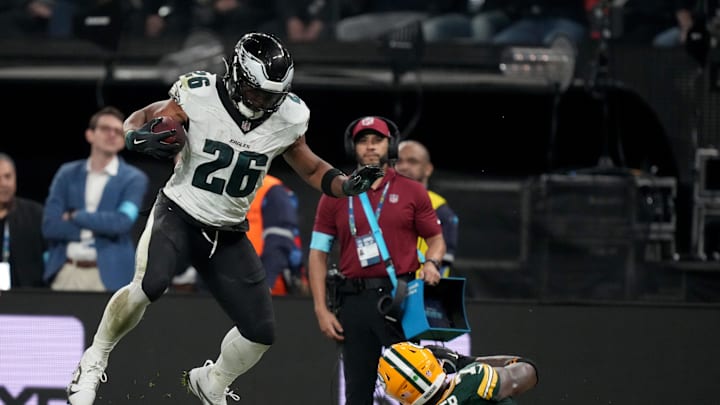 Sep 6, 2024; Sao Paulo, BRA; Philadelphia Eagles running back Saquon Barkley (26) avoids the tackle from Green Bay Packers linebacker Quay Walker (7) during the first half at Neo Quimica Arena. Mandatory Credit: Kirby Lee-Imagn Images