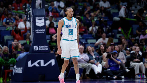 The guardian of Charlotte Hornets Nick Smith Jr. (8) reacts after having made a three-point basket against the Pélicans of New Orleans