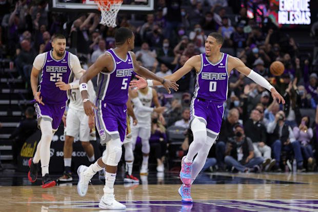 The Sacramento Kings guard of'aron Fox (5) is congratulated by goalkeeper Tyrese Haliburton (0) 