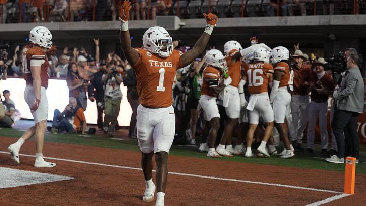 Nov 22, 2025; Austin, Texas, USA; Texas Longhorns defensive lineman Colin Simmons