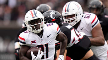 Arizona Wildcats running back Ismail Mahdi (21) runs for a touchdown in the first quarter of the NCAA football game between the Cincinnati Bearcats and Arizona Wildcats at Nippert Stadium in Cincinnati on Nov. 15, 2025.