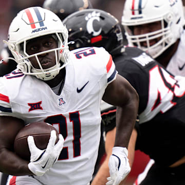 Arizona Wildcats running back Ismail Mahdi (21) runs for a touchdown in the first quarter of the NCAA football game between the Cincinnati Bearcats and Arizona Wildcats at Nippert Stadium in Cincinnati on Nov. 15, 2025.