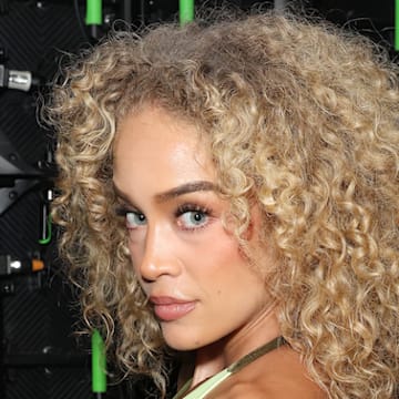 Jasmine Sanders behind the scenes of the 2025 SI Swimsuit Runway Show in Miami, Fla.