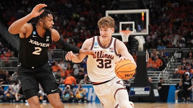 Illinois guard Kasparas Jakucionis (32) drives to the basket against Xavier forward Jerome Hunter (2) in the NCAA Tournament.