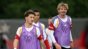 Macht es Angelo Stiller (l.) wie DFB-Kollege Nick Woltemade?