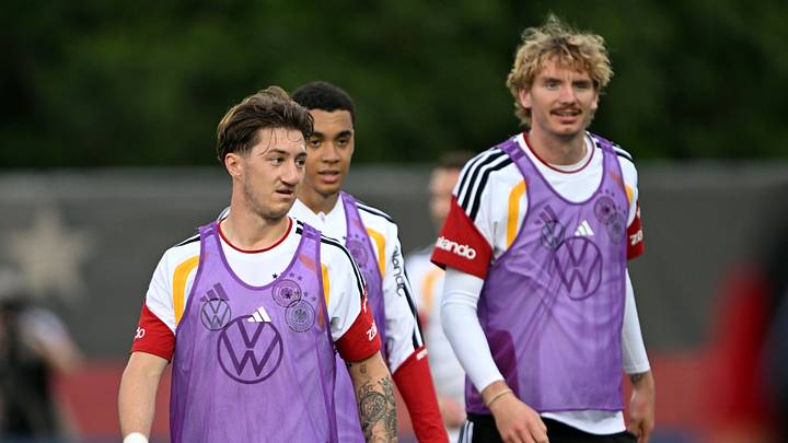 Macht es Angelo Stiller (l.) wie DFB-Kollege Nick Woltemade?