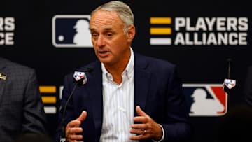 Rob Manfred sigue buscando soluciones que permitan terminar con el paro laboral