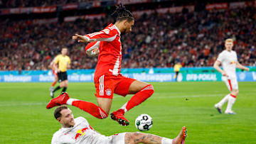 Michael Olise au duel avec un joueur du RB Leipzig.