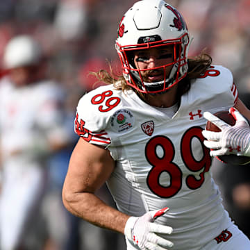 Jan 1, 2022; Pasadena, CA, USA; Utah Utes tight end Cole Fotheringham (89) warms up before the 2022 Rose Bowl college football game against the Ohio State Buckeyes at the Rose Bowl. Mandatory Credit: Orlando Ramirez-Imagn Images