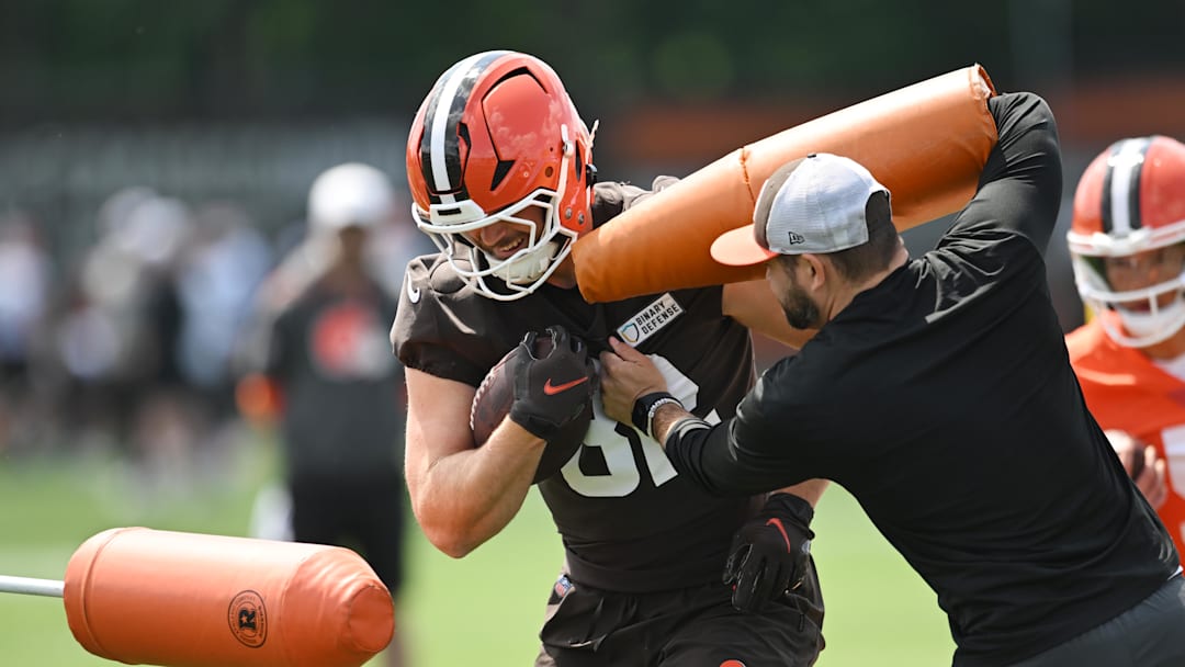 Jun 10, 2025; Berea, OH, USA; Cleveland Browns tight end Brenden Bates (82) runs a drill during minicamp at CrossCountry Mortgage Campus. Mandatory Credit: Ken Blaze-Imagn Images