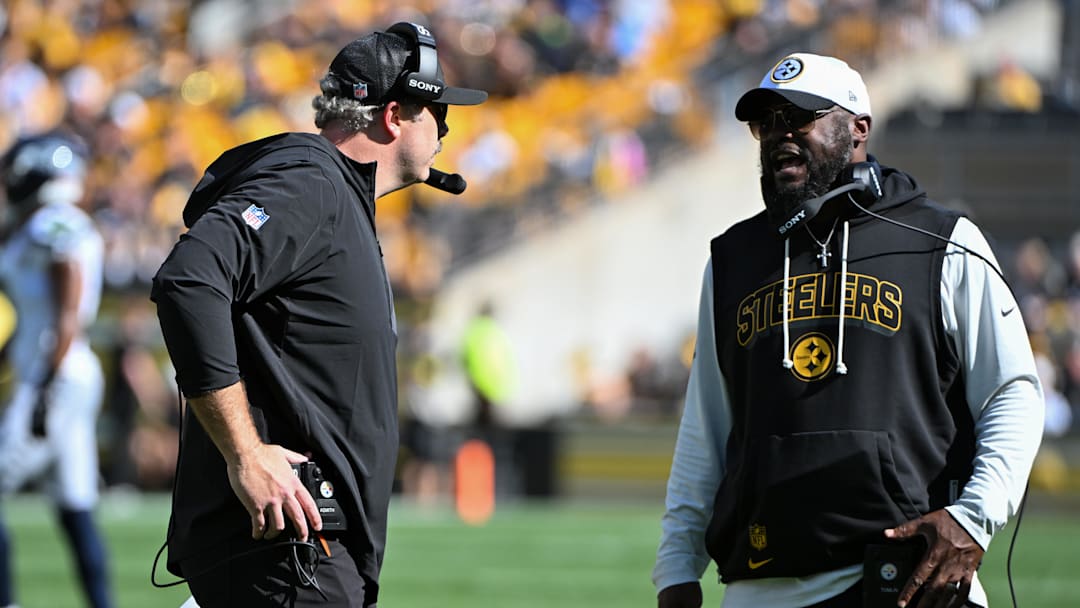 Pittsburgh Steelers offensive coordinator Arthur Smith talks with head coach Mike Tomlin 