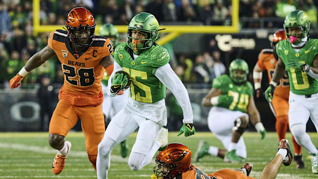 Oregon Ducks wide receiver Tez Johnson (15) catches a pass for a first down during the second half as he breaks away from Ore