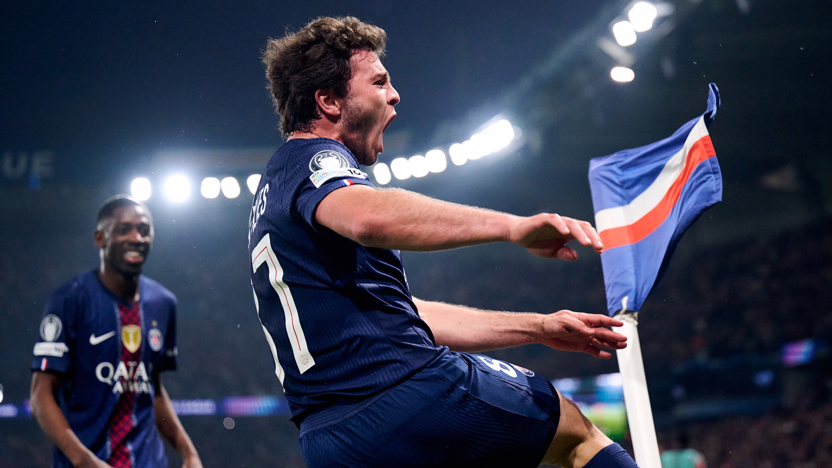 PSG : L'équipe type des demis aller de Champions League, avec Kvara et Joao Neves, un Parisien joueur de la semaine