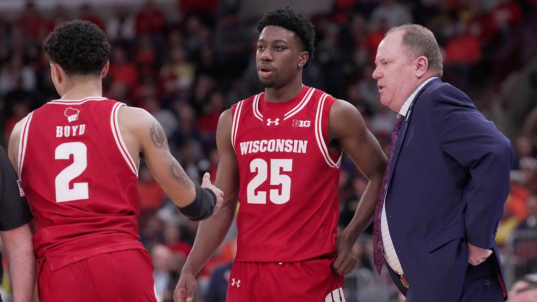 Wisconsin head coach Greg Gard talks with guard John Blackwell (25) during the second half of their quarterfinal game in the Big Ten tournament Friday, March 13, 2026 at the United Center in Chicago, Illinois. Wisconsin beat Illinois 91-88.