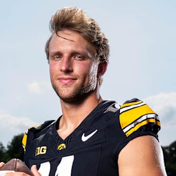 iowa hawkeyes oregon ducks football kinnick stadium dan lanning kirk ferentz big ten conference dante moore Mark Gronowski 