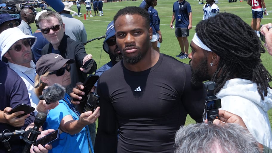 Will the Cowboys actually grant Micah Parsons (center) his trade request? | Kirby Lee-Imagn Images