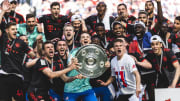 Der FC Bayern München mit der Meisterschale