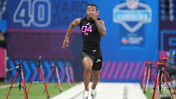 Feb 28, 2025; Indianapolis, IN, USA;  Texas defensive back Jahdae Barron (DB04) runs in the 40 yard dash during the 2025 NFL Combine at Lucas Oil Stadium. Mandatory Credit: Kirby Lee-Imagn Images