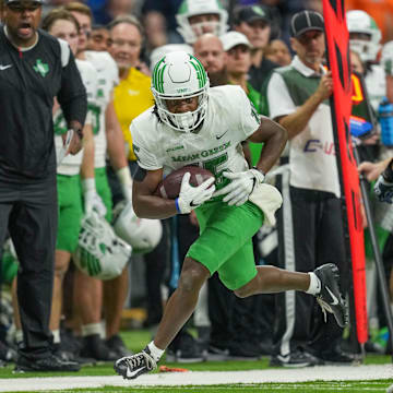 Dec 2, 2022; San Antonio, Texas, USA;  North Texas Mean Green wide receiver Jordan Smart (15) runs the ball in the first half against the UTSA Roadrunners at the Alamodome. Mandatory Credit: Daniel Dunn-Imagn Images