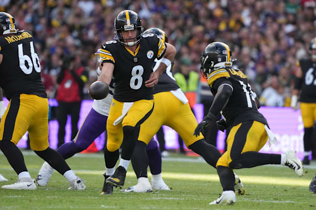 Football player hand the ball off