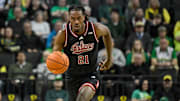 Indiana Hoosiers forward Mackenzie Mgbako dribbles the ball against the Oregon Ducks.