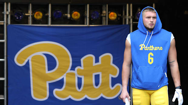 Pittsburgh Panthers defensive lineman Nate Temple (6) takes the field to warm up against the Central Michigan Chippewas
