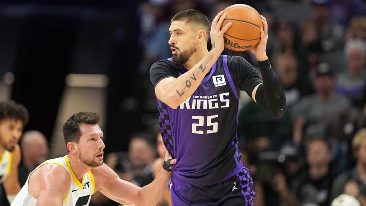 Dec 8, 2024; Sacramento, California, USA; Sacramento Kings center Alex Len (25) handles the ball against Utah Jazz forward Drew Eubanks (left) during the fourth quarter at Golden 1 Center. Mandatory Credit: Darren Yamashita-Imagn Images