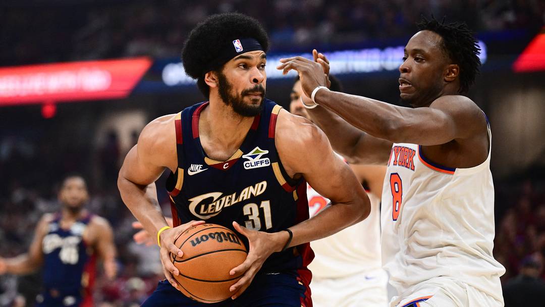 May 25, 2026; Cleveland, Ohio, USA; Cleveland Cavaliers center Jarrett Allen (31) moves the ball while defended by New York Knicks forward OG Anunoby (8) in the third quarter during game four of the eastern conference finals for the 2026 NBA playoffs at Rocket Arena. Mandatory Credit: Ken Blaze-Imagn Images