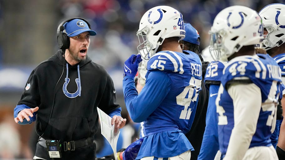 shane-steichen-colts-players-on-field