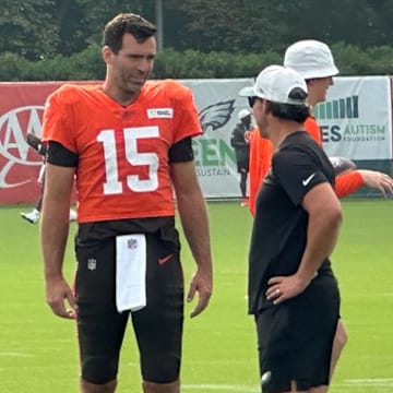 Joe Flacco catches up with Eagles TE coach Jason Michael.