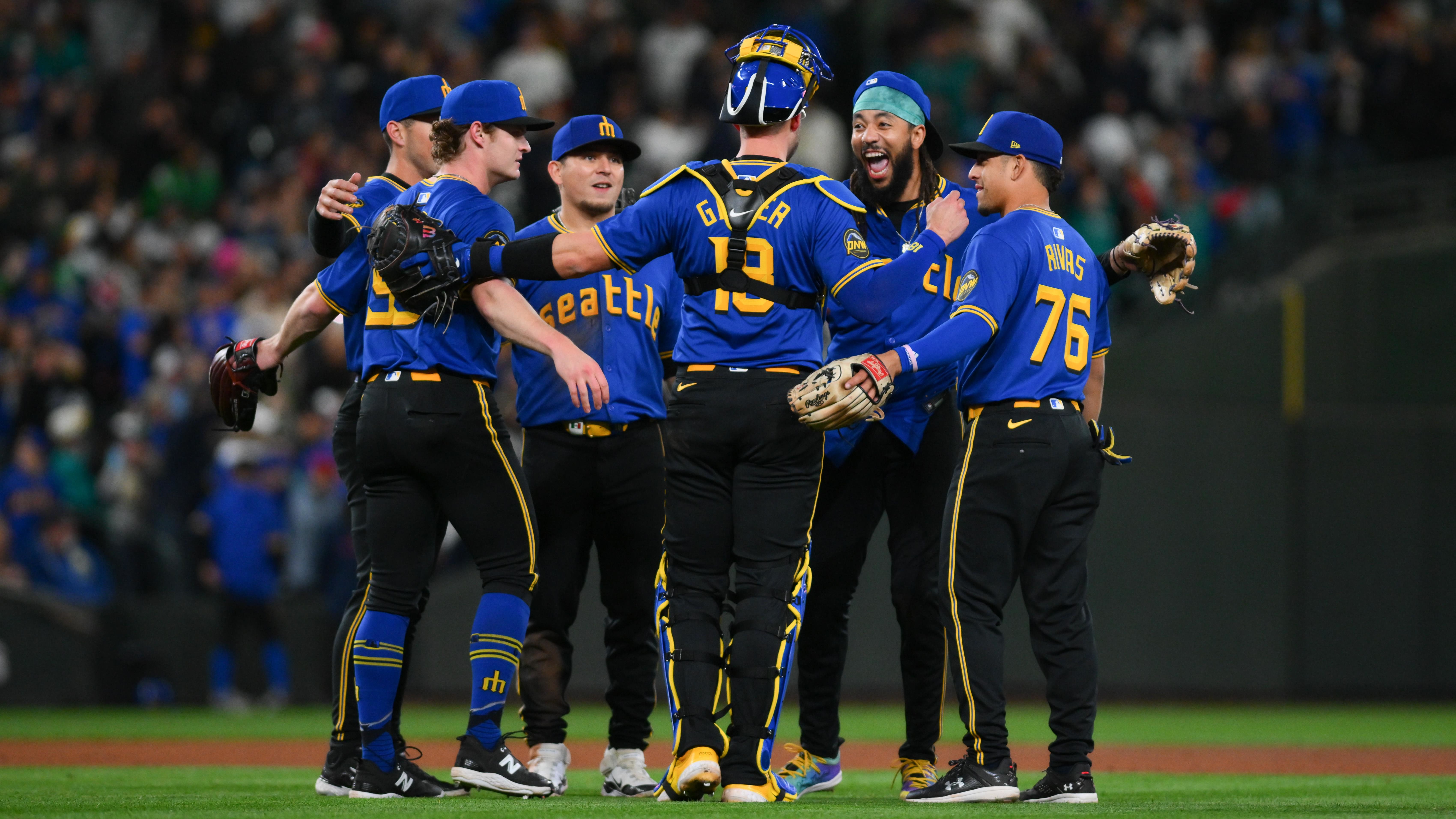 Mariners Fan's Halloween Decorations Hilariously Mourn Team's Lost