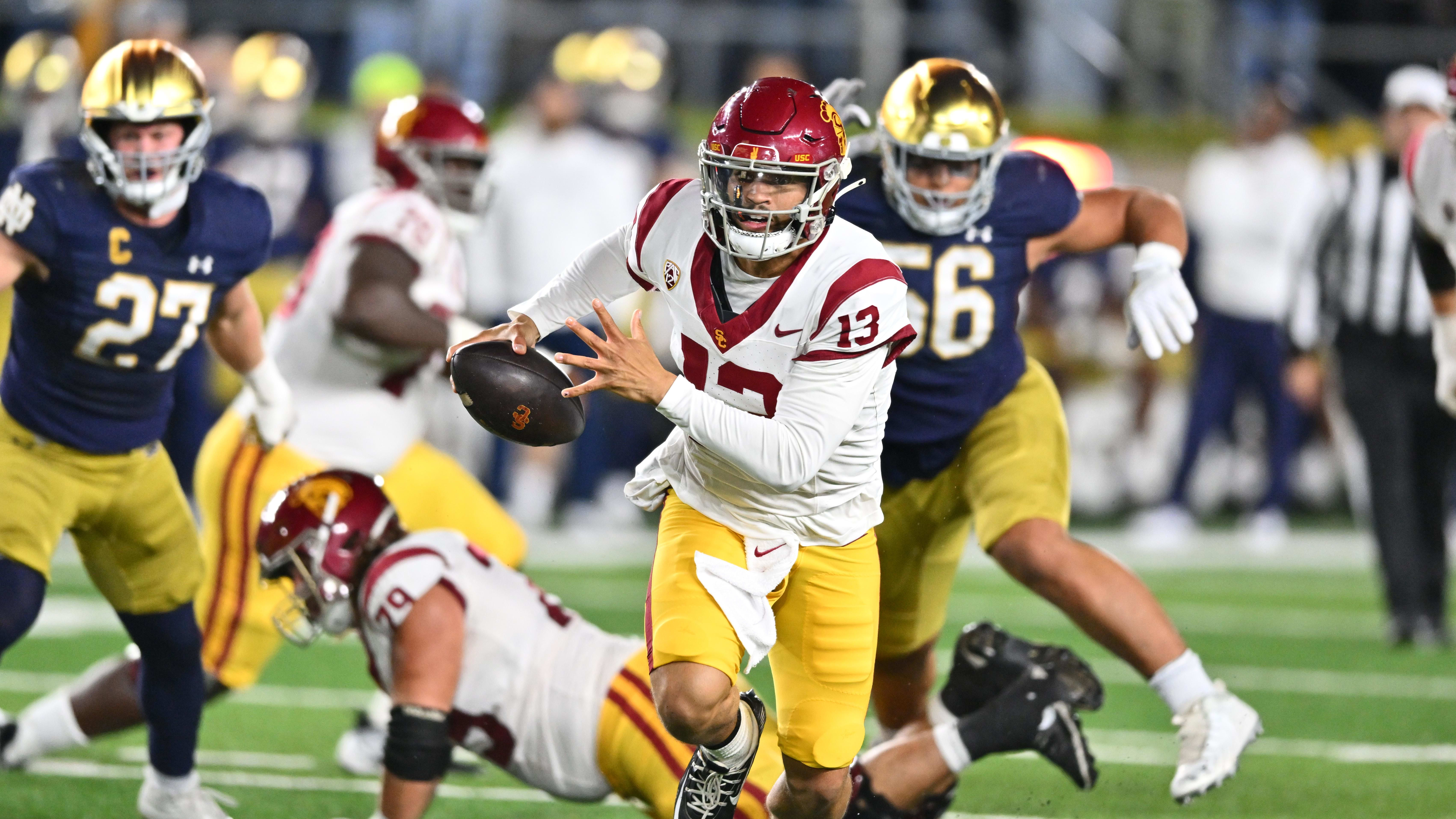 USC Trojans quarterback Caleb Williams (13) runs the ball in a game against Notre Dame. 