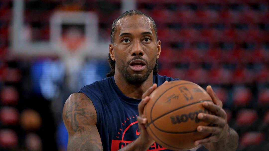 Los Angeles Clippers forward Kawhi Leonard warms up. Credit: Jayne Kamin-Oncea-Imagn Images Los Angeles Clippers forward Kawhi Leonard warms up. Credit: Jayne Kamin-Oncea-Imagn Images