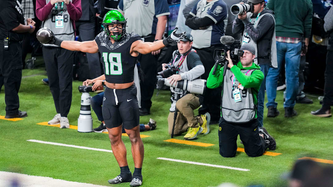 Oregon Ducks tight end Kenyon Sadiq (18) celebrates a touchdown 