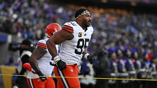 myles-garrett-browns-run-onto-field