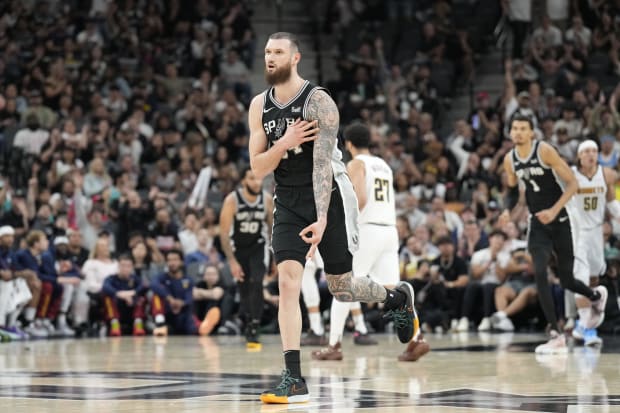 San Antonio Spurs forward Sandro Mamukelashvili (54) reacts after scoring a 3-point basket during the second half.