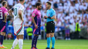 Nur Gündogan darf noch mit dem Schiedsrichter diskutieren