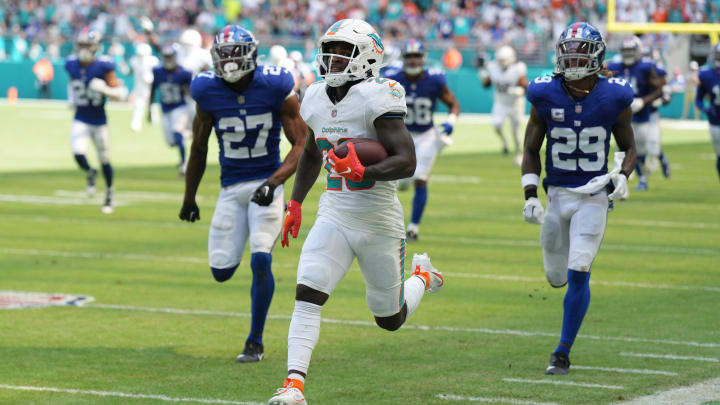 Miami Dolphins running back De'Von Achane (28) breaks free for a 76-yard touchdown run against the New York Giants during the first half of an NFL game at Hard Rock Stadium in Miami Gardens, October 8, 2023.