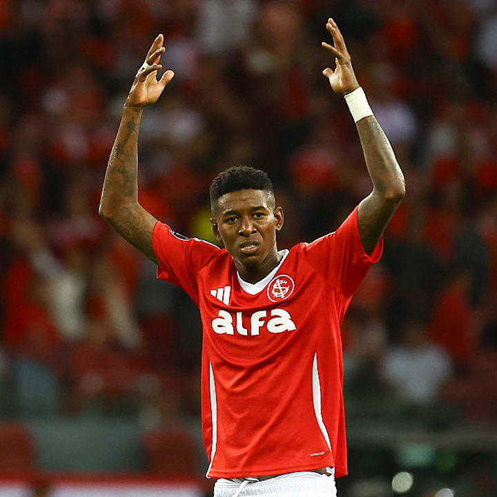 Vitão, zagueiro do Inte