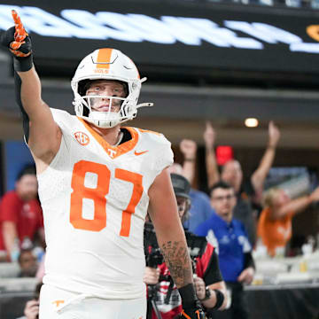 Tennessee tight end Miles Kitselman (87) celebrates a touchdown at the NCAA College football game between Tennessee and NC State on Saturday, Sept. 7, 2024 in Charlotte, NC.