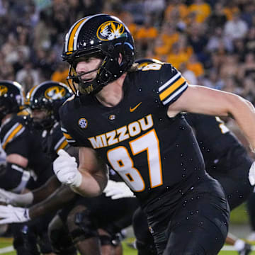 Aug 29, 2024; Columbia, Missouri, USA; Missouri Tigers tight end Brett Norfleet (87) runs off the line of scrimmage against the Murray State Racers during the game at Faurot Field at Memorial Stadium. Mandatory Credit: Denny Medley-Imagn Images