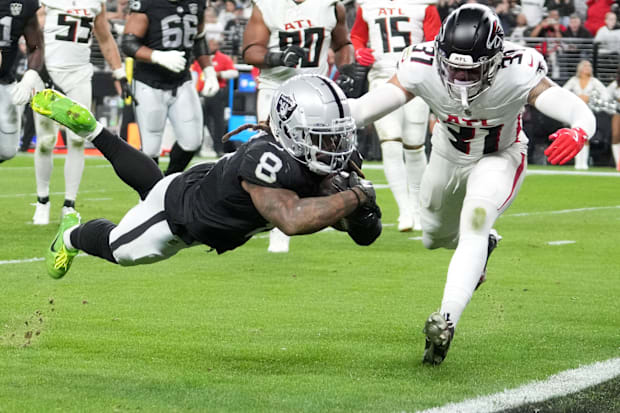 Las Vegas Raiders running back Ameer Abdullah (8) scores on a 5-yard touchdown reception against the Atlanta Falcons