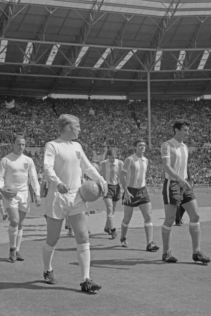 Bobby Moore, Antonio Rattin