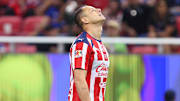Javier "Chicharito" Hernández, jugador de las Chivas, se lamenta tras fallar el penal que le daba la victoria ante Cruz Azul y el pase a Semifinales. 