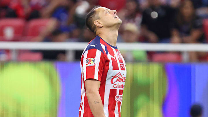 Javier "Chicharito" Hernández, jugador de las Chivas, se lamenta tras fallar el penal que le daba la victoria ante Cruz Azul y el pase a Semifinales. 