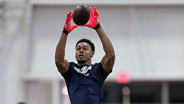 El receptor Tre Harris llega de la universidad de Ole Mis para rodear de talento al QB Justin Herbert.