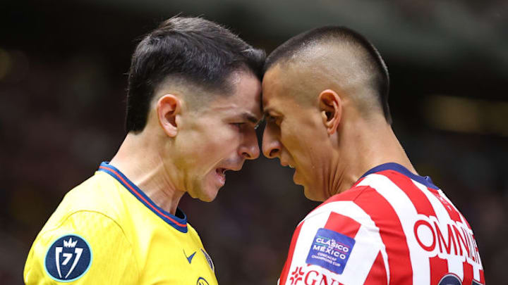 América y Chivas se enfrentan en el Clásico Nacional.