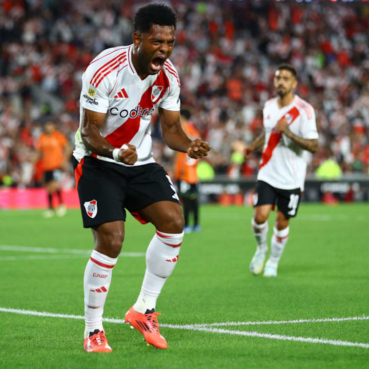 TOPSHOT-FBL-ARG-RIVER-BANFIELD